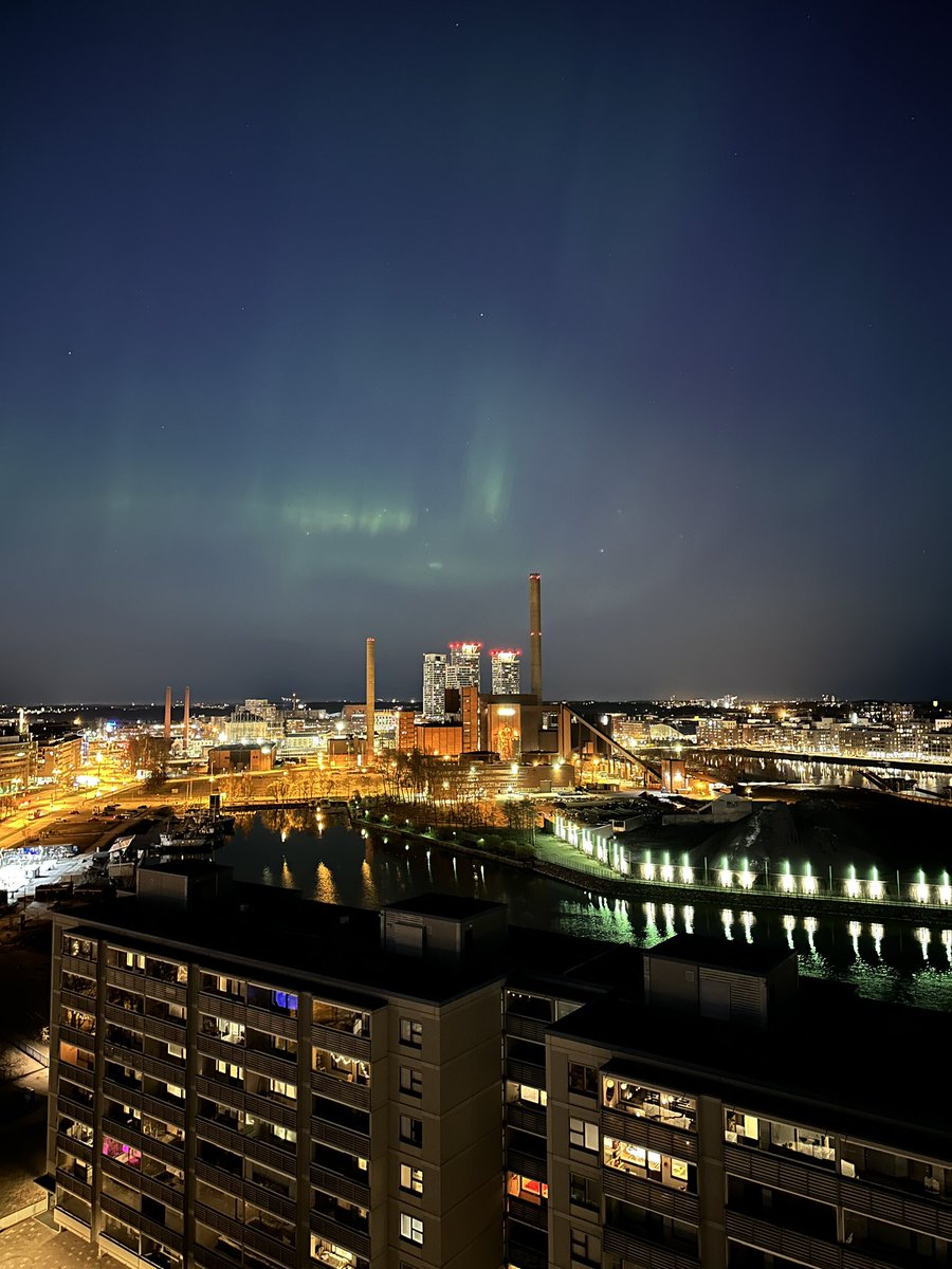 RT @jannehir: Helsinki right now! #northernlights #auroraborealis https://t.co/TMUbQEipWk