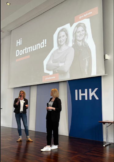 froileinkiki's tweet photo. Es gibt Menschen, die brennen für ihre Herzensthemen 🔥. Einer dieser Menschen ist @bloggerabc!
Standing Ovation gab es bereits am Freitag, aber ich möchte dir nochmal sagen, wie großartig du das gemeistert hast! Danke für die Einladung❤️ #blog4business https://t.co/CvDJOt8Qhi