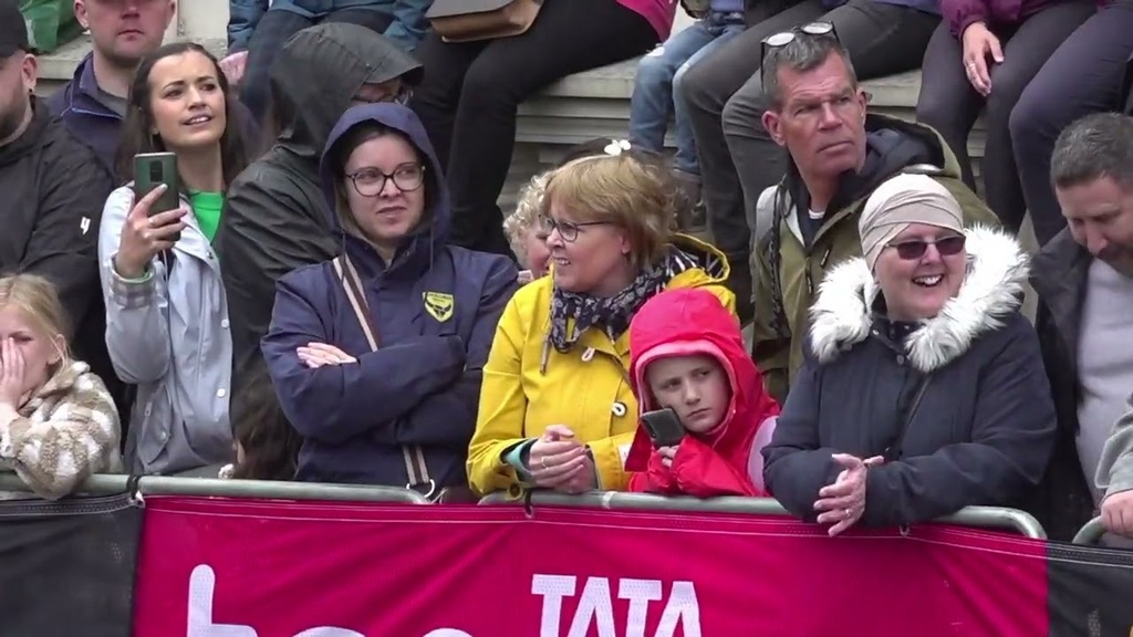 Crowds cheers on London Marathon runners

youtu.be/8k9YKUvu8ds