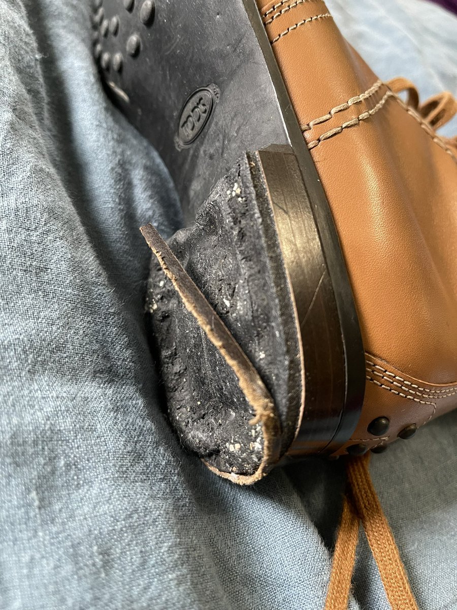 ChristinaPotter's tweet photo. @Tods I love these gorgeous leather riding boots ❤️ but after about 8-10 wears the heel is disintegrating in chunks 😭 #adviceplease https://t.co/3RmFohv5sH