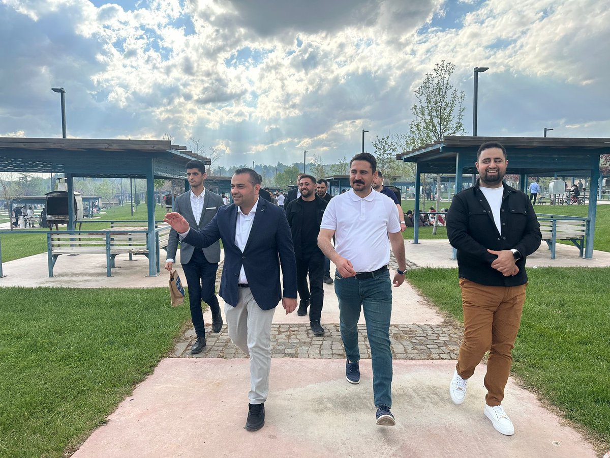 korkmaz_ab's tweet photo. 📍Alleben Göleti

Ramazan Bayramının 3.gününde hemşehrilerimize misafir olduk. 23 Nisan Ulusal Egemenlik ve Çocuk Bayramını çocukların gülüşü ile kutladık. 🎈

Cumhurbaşkanımız Sn. @RTErdogan ’ın selamlarını ilettik, hediyelerini takdim ettik.

@abdulhamitgul https://t.co/XAHURNHIHZ