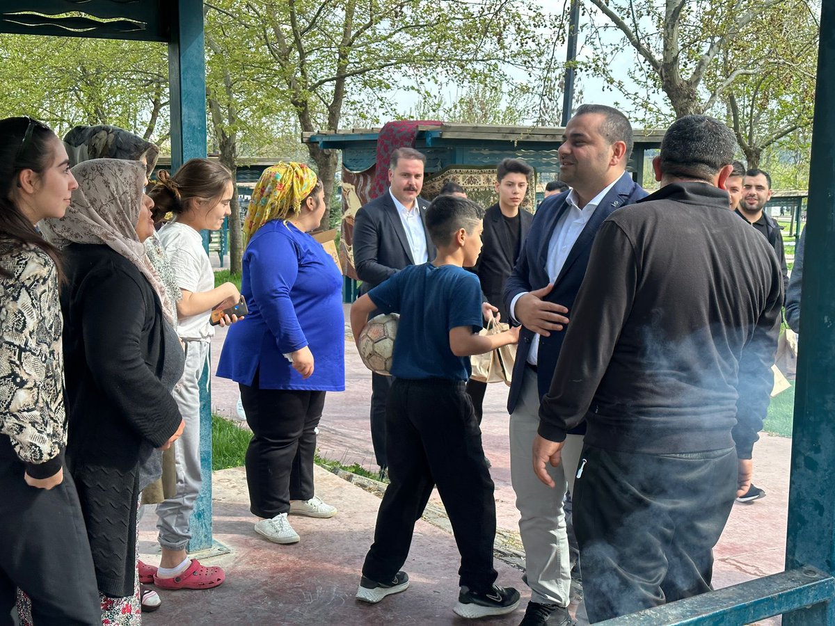 korkmaz_ab's tweet photo. 📍Alleben Göleti

Ramazan Bayramının 3.gününde hemşehrilerimize misafir olduk. 23 Nisan Ulusal Egemenlik ve Çocuk Bayramını çocukların gülüşü ile kutladık. 🎈

Cumhurbaşkanımız Sn. @RTErdogan ’ın selamlarını ilettik, hediyelerini takdim ettik.

@abdulhamitgul https://t.co/XAHURNHIHZ