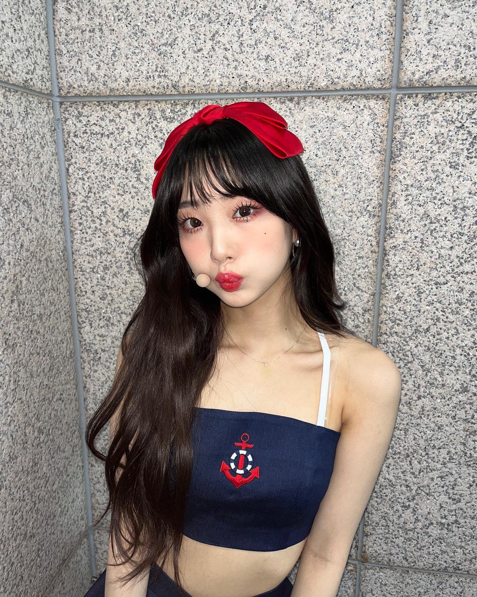 yeojjna's tweet photo. i guess i missed the music show a bit, so i decided to upload an old photo of me from when i was there! (꜆ ˙ᗜ˙ )꜆ #tmi, this is my favorite costume because it's not too confident or something, i look cute here... ㅋㅋㅋ ah, please ignore my previous sentence 🤭😂 https://t.co/WDaNbjkKVL
