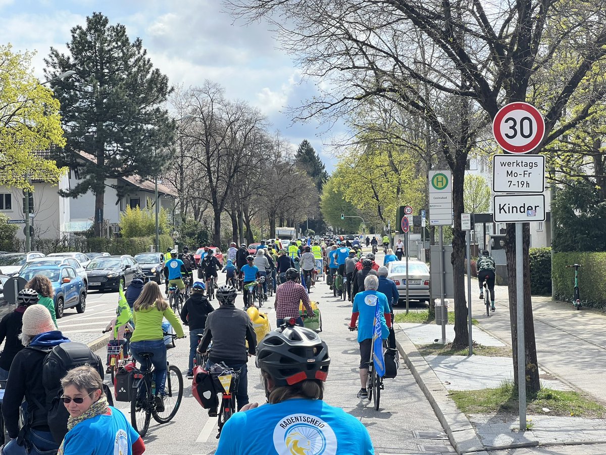 LeoBurtscher's tweet photo. Die Menge wurde immer größer; kurz staute es sich vor dem #Altstadtring-Tunnel. https://t.co/ZHSFwAZBl1
