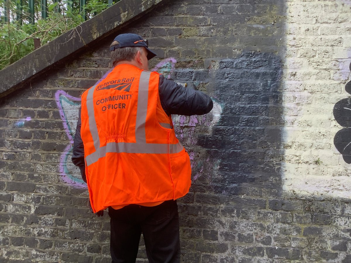 NW2_RA's tweet photo. Thanks to our friends @CommunityRail for supporting our efforts and helping make #Cricklewood a great place to be. 

We are making plans to wash the #Cricklewood bridge tunnel sign - watch this space, date tbc soon.  @13milepost @michelle_gull @GoodGymBrent https://t.co/pibdOrzIDa