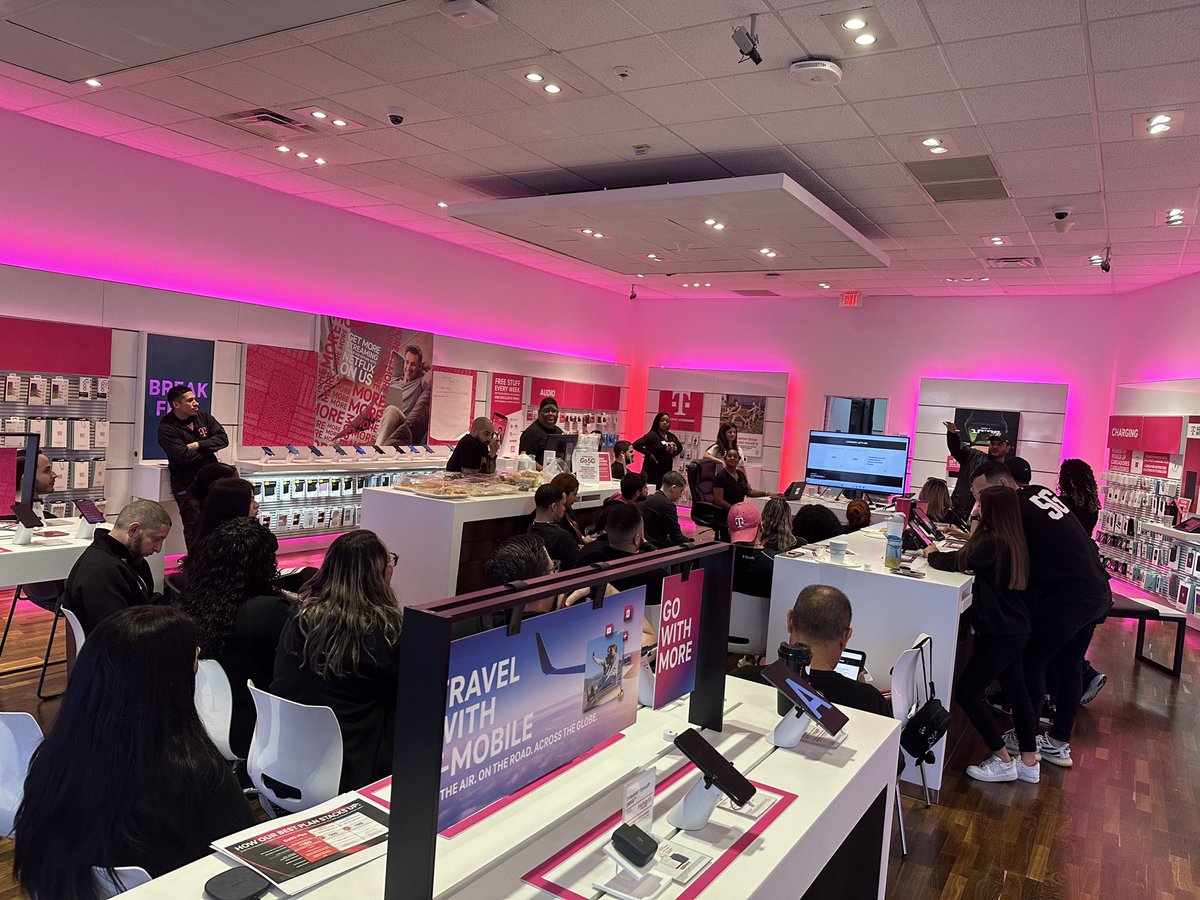 UnCarrier Huddles in Miami South 🐻 Such an exciting launch as we continue to be customer obsessed 🤍 #FloridaSouth #Spartans #Go5G