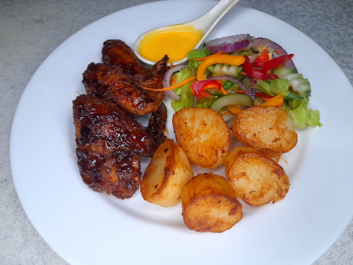 ngaapinde's tweet photo. On behalf of @TeamFuloZim girls
I present to you :
Green salad , Dunked wings , roasted potatoes, mustard dressing
Jelly and Ice cream
Yours truly
#DimpledCitizen https://t.co/XYzQhhiykC