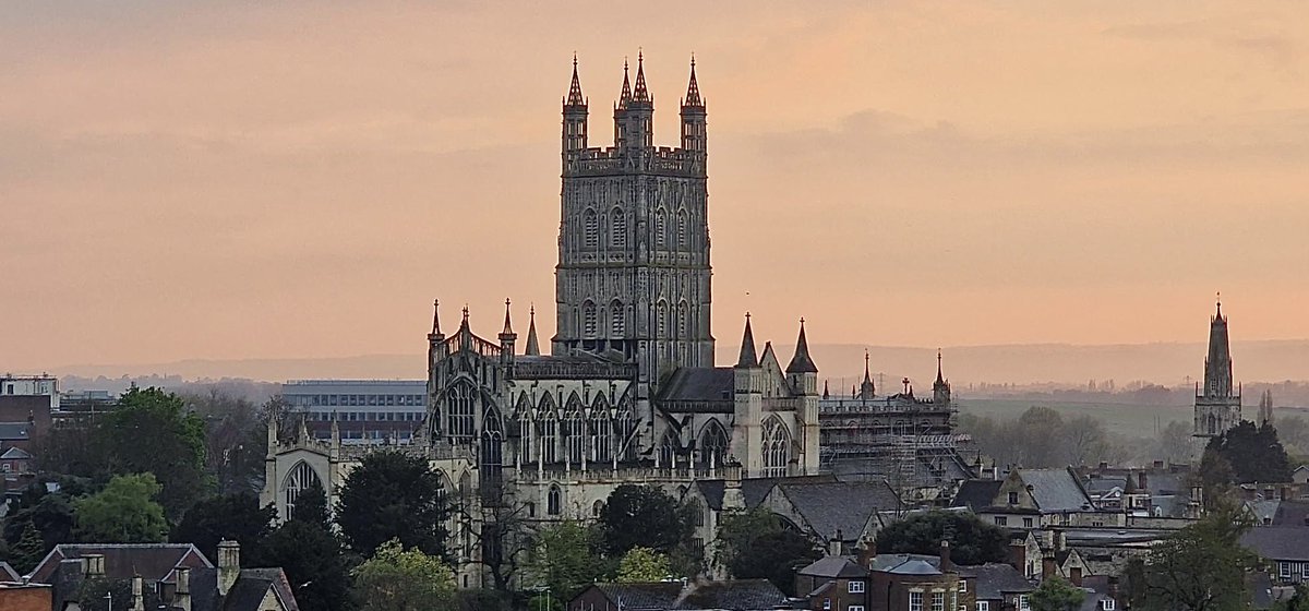 #gloucester #gloucestercathedral #orangeskies @GlosCathedral @GlosHCT @GloucesterBID @VisitGloucester @GlosHistFest @hundredheroines