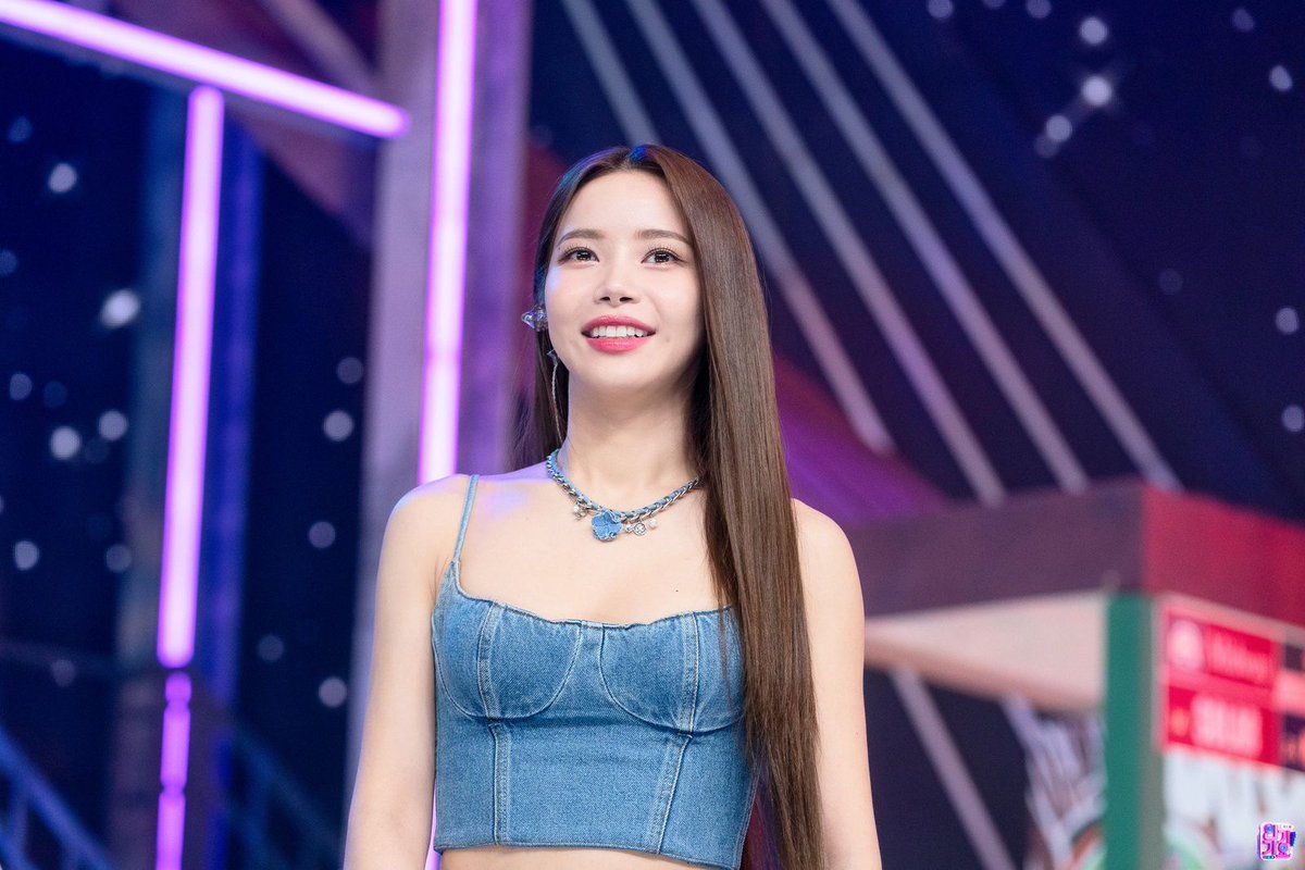 MamamooPyOfic's tweet photo. 03.04.23 [ FOTOS ]

MAMAMOO+ x Inkigayo

#SOLAR #MOONBYUL #WHEEIN #HWASA #MOOMOOPY💚 #MAMAMOO #isaymamamamamoo @ mo_onbyul @ solarkeem https://t.co/TgMYSINMVJ