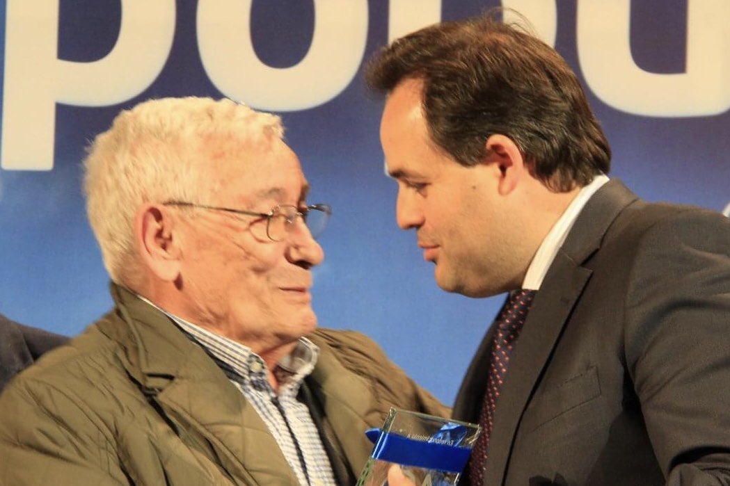 Quiero trasladar mi más sentido pésame a la familia y amigos de Gonzalo García Ferrero, quien fuera el primer alcalde de la Democracia de Fuensalida, que fallecía en el día de hoy.

Su labor y entrega fueron vitales para construir un municipio mejor. Todo un ejemplo.

DEP