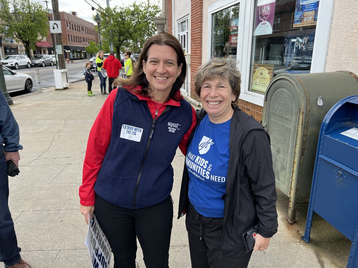 rweingarten's tweet photo. I was so glad to see @MelindaJPerson @NYSUT @UFT and so many others showing #Solidarity today. These teachers deserve a #FairContractNow. https://t.co/ueeUm0ZwbF