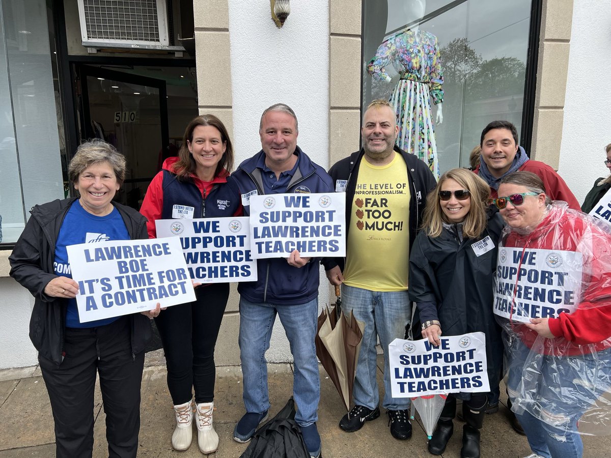 I was so glad to see <a href="/MelindaJPerson/">Melinda Person 🍎✌🌈</a> @NYSUT <a href="/UFT/">UFT</a> and so many others showing #Solidarity today. These teachers deserve a #FairContractNow.