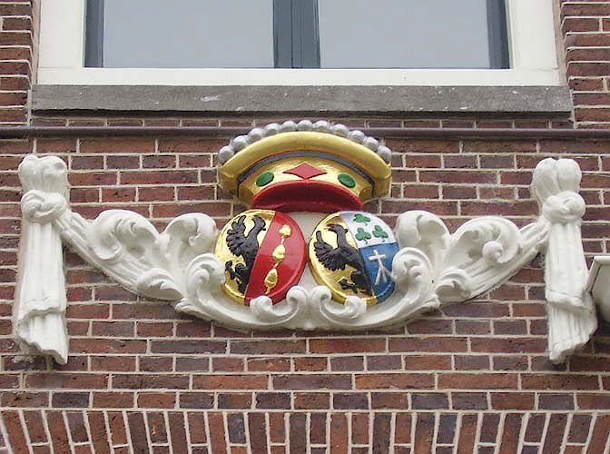 aabuwalda's tweet photo. @LC_erfgoed Dat huis uit 1715 in Bolsward heeft mooie gevelsteen met de wapens van Boele de #Cock en Siucke #Algra. https://t.co/alG6jk7JOM