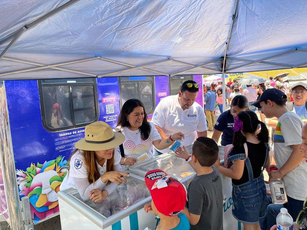 movilidad_leon's tweet photo. Estamos celebrando a las niñas y niños de #León en el #ParqueExplora.
Tenemos actividades lúdicas, antojitos y muchas sorpresas, ven con tu familia y disfruta de este domingo.
#SomosGrandes
#SomosFuertes
#SomosLeón https://t.co/cVraZKf8Ex
