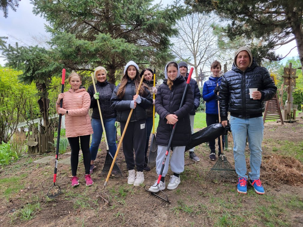 ChiLithuanians's tweet photo. Our club members together with Interact youth got together to do spring clean up around Lithuanian World Center!
#district6450 #rotaryclubotchicagolandithuanians #interactclubotchicagolandlithuanians #rotary #serviceaboveself https://t.co/obCxSuoGQ6