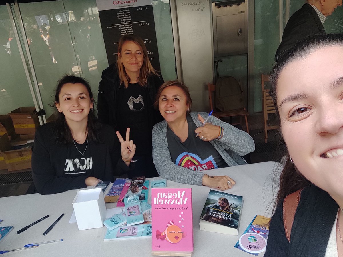 Otro libro firmado de la jefa 🥰
Gracias por ser siempre tan cercana! 💙💙 <a href="/MeganMaxwell/">Megan Maxwell</a> 
#SantJordi2023