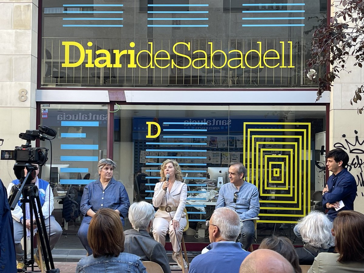 mbaste's tweet photo. Final de luxe per un gran Sant Jordi a #Sabadell amb els actes del @DiariDeSabadell a la plaça del diari, plena de gom a gom: tertúlia amb @montsebarderi , Cesca Rodríguez, Victor Aldea i Xavi Vidal, recital de poesia del @roccasagran i concert dels grans Luand. Orgull d’equipàs! https://t.co/ATwmmcCV3W