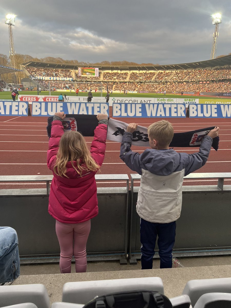 Katmathiesen's tweet photo. Den ene er “kun med for sodavanden” ifølge den anden, hvis største ønske er “at spille på et stadion”. Søde er de nu mine to små AGF/sodavandsfans #ksdh #ultratwitteragf https://t.co/UmrnQUAsec