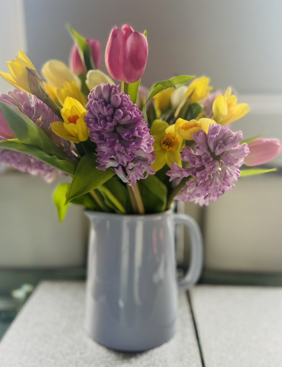 missperfect113's tweet photo. Little jug of spring … winter is over ( I hope ) https://t.co/CEuTCoTNEf