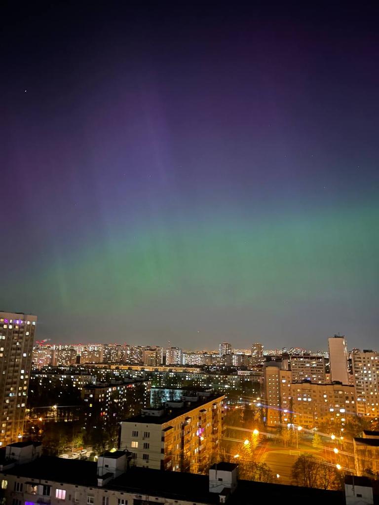 Ничего себе - над Москвой северное сияние