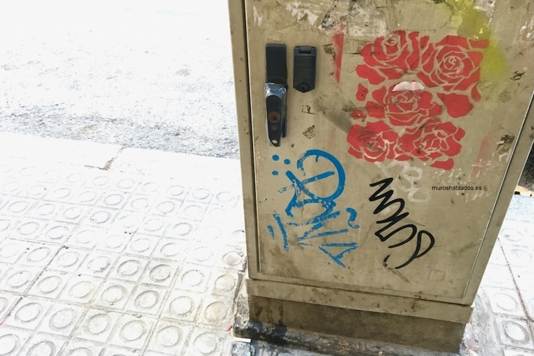 Rosas por Sant Jordi ift.tt/sz4MURE #streetart #graffiti #muroshablados