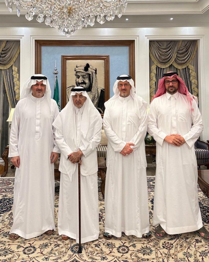 صورة حديثة لأمير منطقة مكة المكرمة الأمير #خالد_الفيصل في مجلسه مساء اليوم برفقة أبنائه.
فخامة الصوره 

#خالد_الفيصل