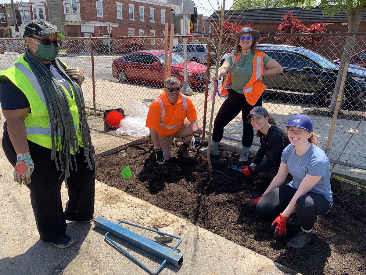 Amtrak's tweet photo. Some #EarthDay weekend volunteering in Philadelphia and Los Angeles! 

#AmtrakSustains #AmtrakGivesBack https://t.co/BLQNm96okR