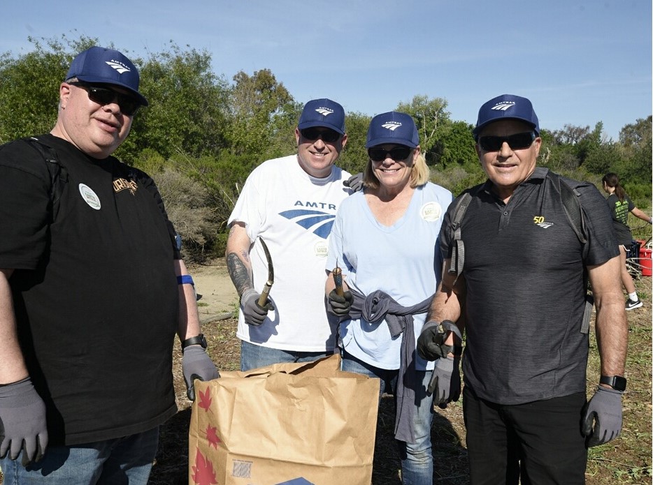 Amtrak's tweet photo. Some #EarthDay weekend volunteering in Philadelphia and Los Angeles! 

#AmtrakSustains #AmtrakGivesBack https://t.co/BLQNm96okR