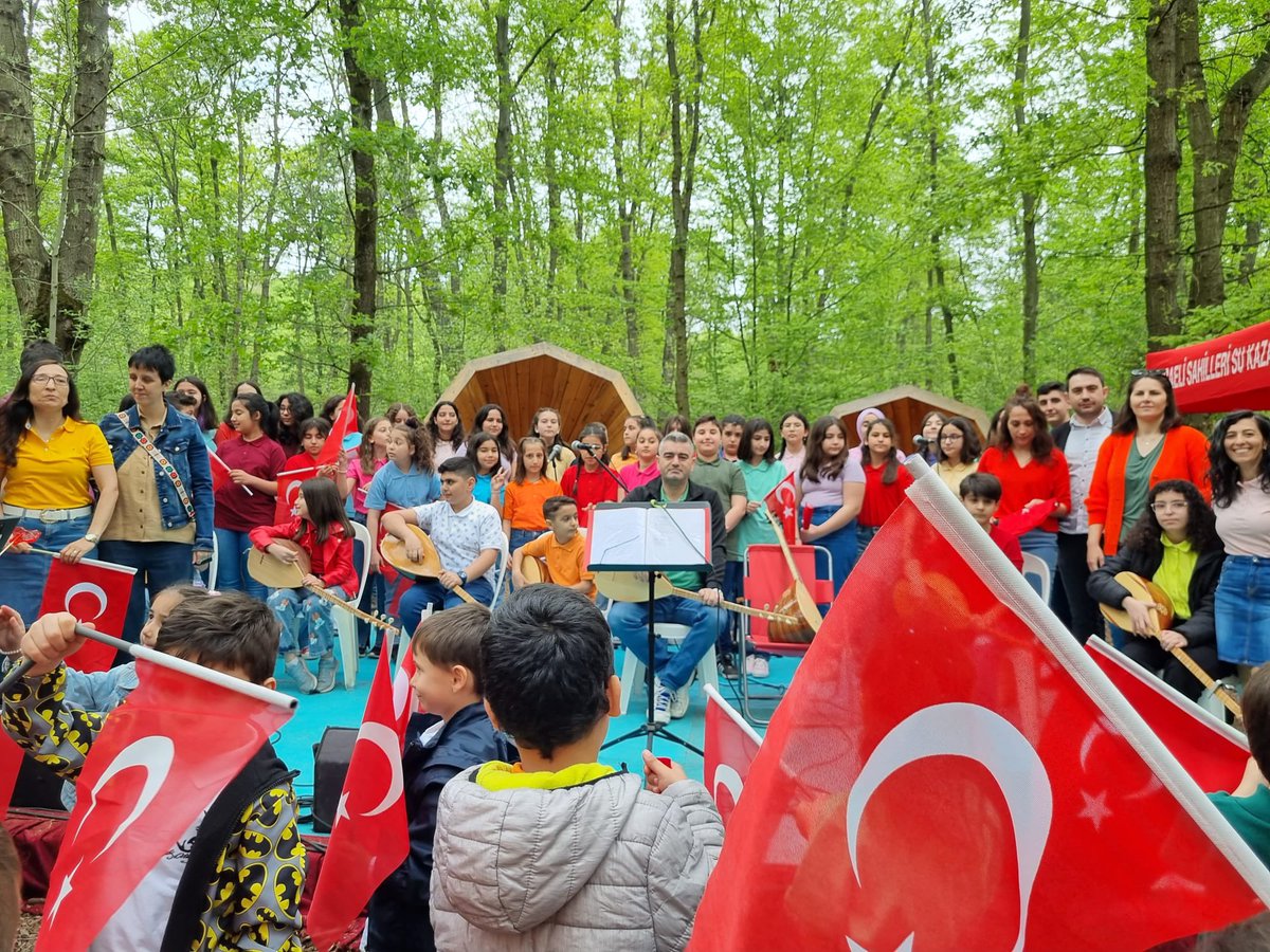 petkimortaokulu's tweet photo. Kocaeli Büyükşehir Belediyesi ve İl Milli Eğitim Müdürlüğümüzün 23 Nisan Ulusal Egemenlik ve Çocuk Bayramı kutlamaları kapsamında "Renk Ahenk Çocuk Şenliğine" Petkim Ortaokulu ve Anaokulu olarak katılım sağladık.🇹🇷 https://t.co/0HVM5N5XCV