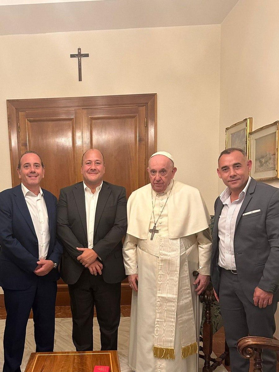zona3noticias's tweet photo. #ZONALocal | La fundación del @Pontifex_es comenzará su intervención en Jalisco luego de que este jueves 20 de abril iniciaron los trabajos para implementar el programa denominado “Cultura de Paz #Scholas Occurrentes Jalisco” y será en Puerto Vallarta donde iniciará su trabajo📢 https://t.co/jhOSeKPbZS