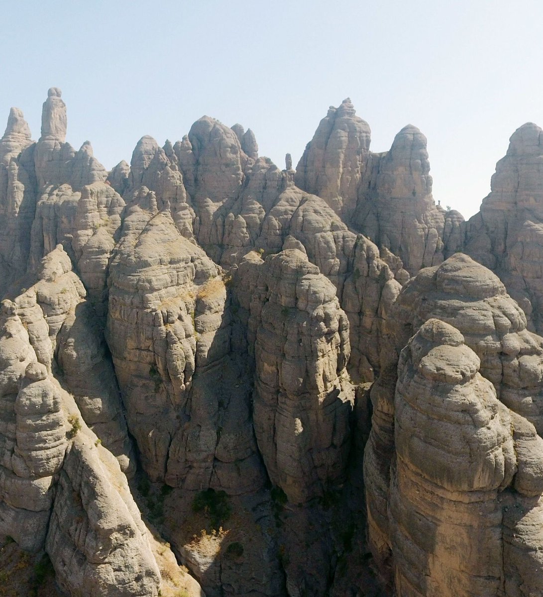 #Childukhtaron is the name of a mountain located in two northern parts of #Muminabad district of #Khatlon region.These mountains are human-like statues. The people of Khatlon called its #Childukhtaron.This is one of the beautiful tourist places many tourists come here
#Tajikistan