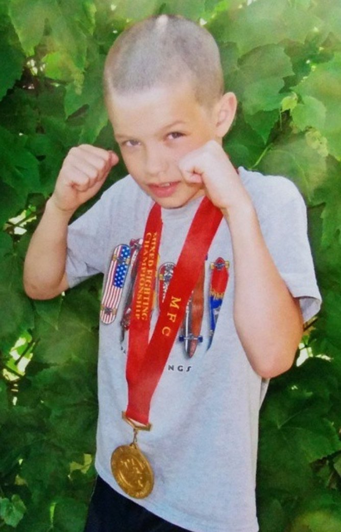 chester_p_c's tweet photo. Never to young to learn to chuck meat! 👊😊
#MFC #TB #Deabo🇨🇦 @ 8
#BuiltDifferent
**he lost this fight badly to a baddass girl btw. 🤷😁 https://t.co/rSNiP5LGlR