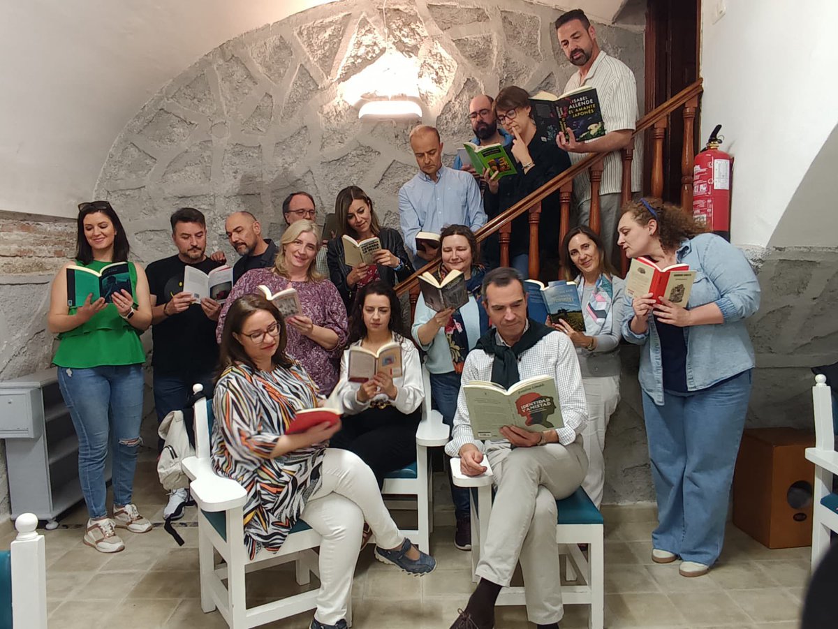coroTLVictoria's tweet photo. Unidos por el amor a la música y lectura.🎼📚♥️

#diadeLibro #SanJorge2023 #lectura #Music https://t.co/2FZRpaxXxM