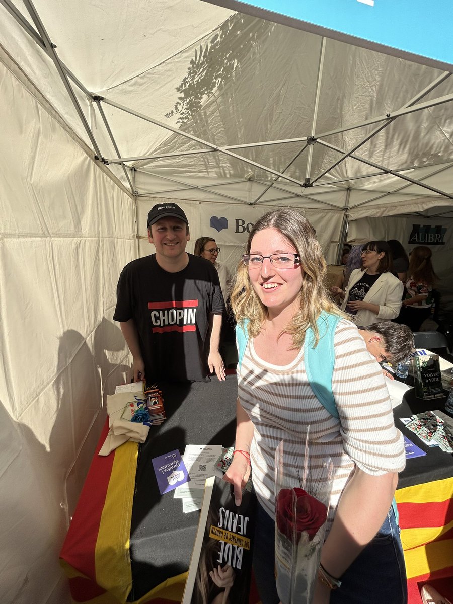 Nuriieta13's tweet photo. Gracias @FranciscodPaula por este Sant Jordi ❤️🌹 pd: gracias por el audio a @JavierCordura pero menuda vergüenza me has hecho pasar 😂❤️ https://t.co/ceaEbL6pR0
