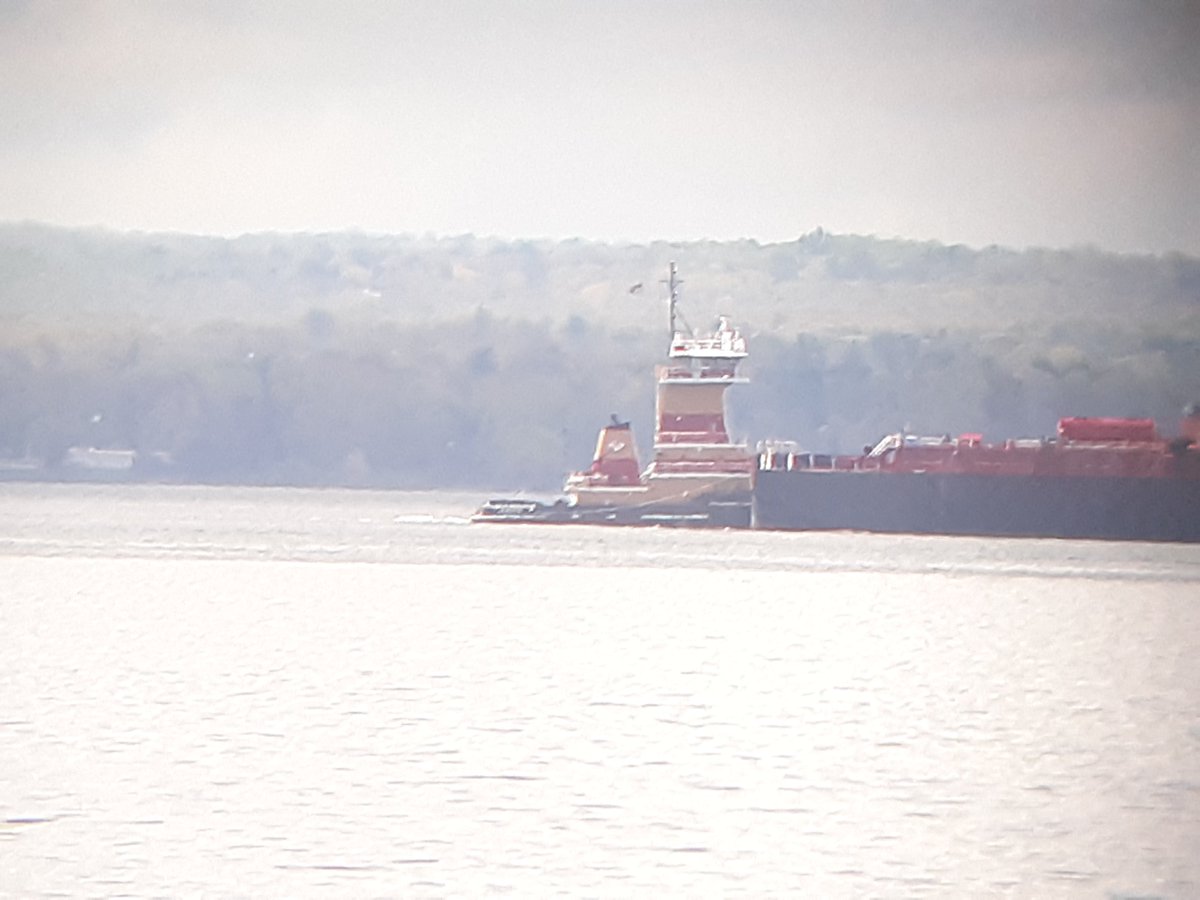 freightboy1's tweet photo. #tugboat RUTH #REINAUER pushing #barge upbound https://t.co/qKhEnLVP5P