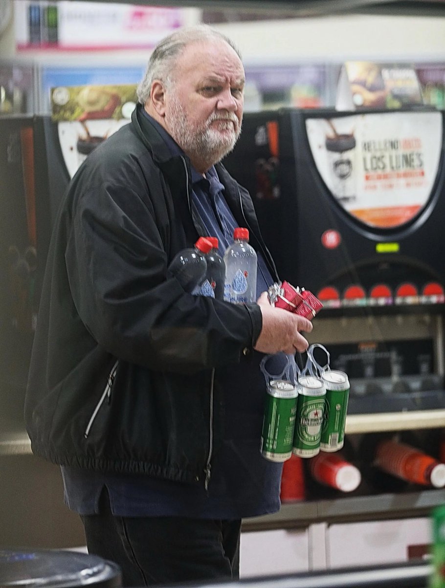 cmerry's tweet image. Who? "Thomas Markle" tax cheat hiding out in Mexico took paparazzi money to fake pix then when caught faked a heart attack the one who again took money to betray his daughter by sharing personal correspondence? That "Thomas Markle" 🙄😆he values beer &amp;amp; cig 💵 not his daughter😄
