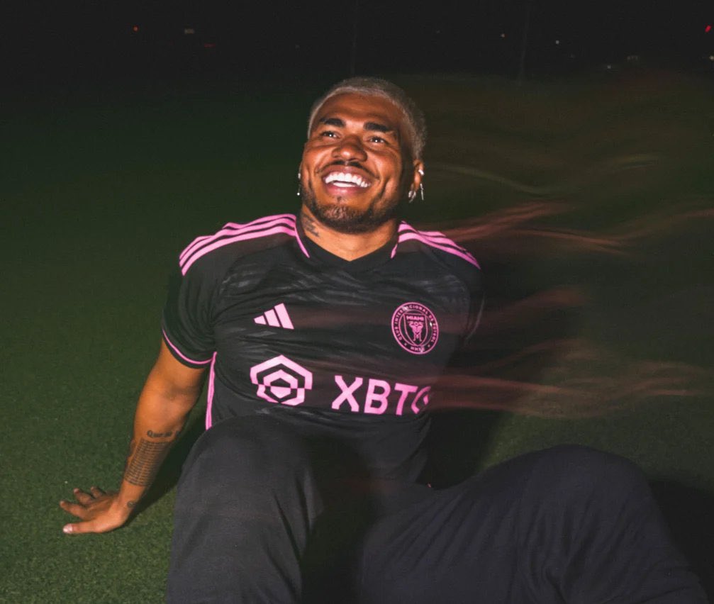 LaPvlga's tweet photo. Un maillot que j’aime bien aussi c’est celui de l’inter miami simple et efficace tout ce qu’on aime quoi 👍🏽 https://t.co/exrWoldcSy