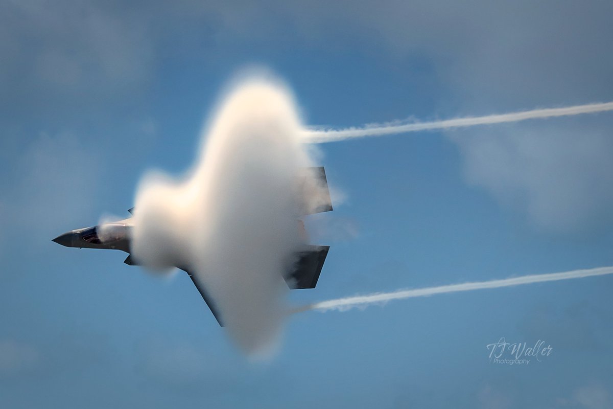 And just like that.... POOF! She's gone!

Maj. Kristin 'Beo' Wolfe
#F35 #airshow #KeyWest
@thef35 @F35demoteam @NASKeyWest 

📸: Me for @TJWallerPhotos