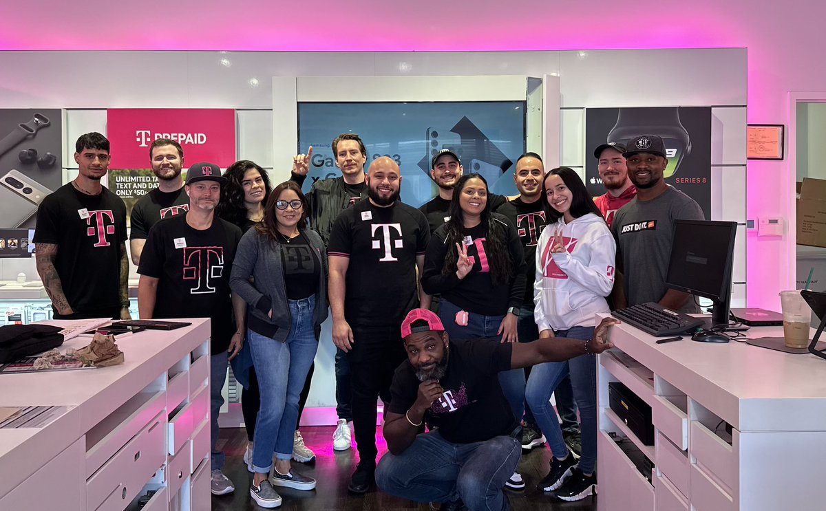 The Wave is ready to GO5G 😉🌊 Amazing huddle today 💗 <a href="/Chase_Stamper/">Chase Stamper</a> @Stevenluczynski <a href="/megan_chong6/">Megan Chong</a> <a href="/EddiePryor7/">Eddie Pryor</a>