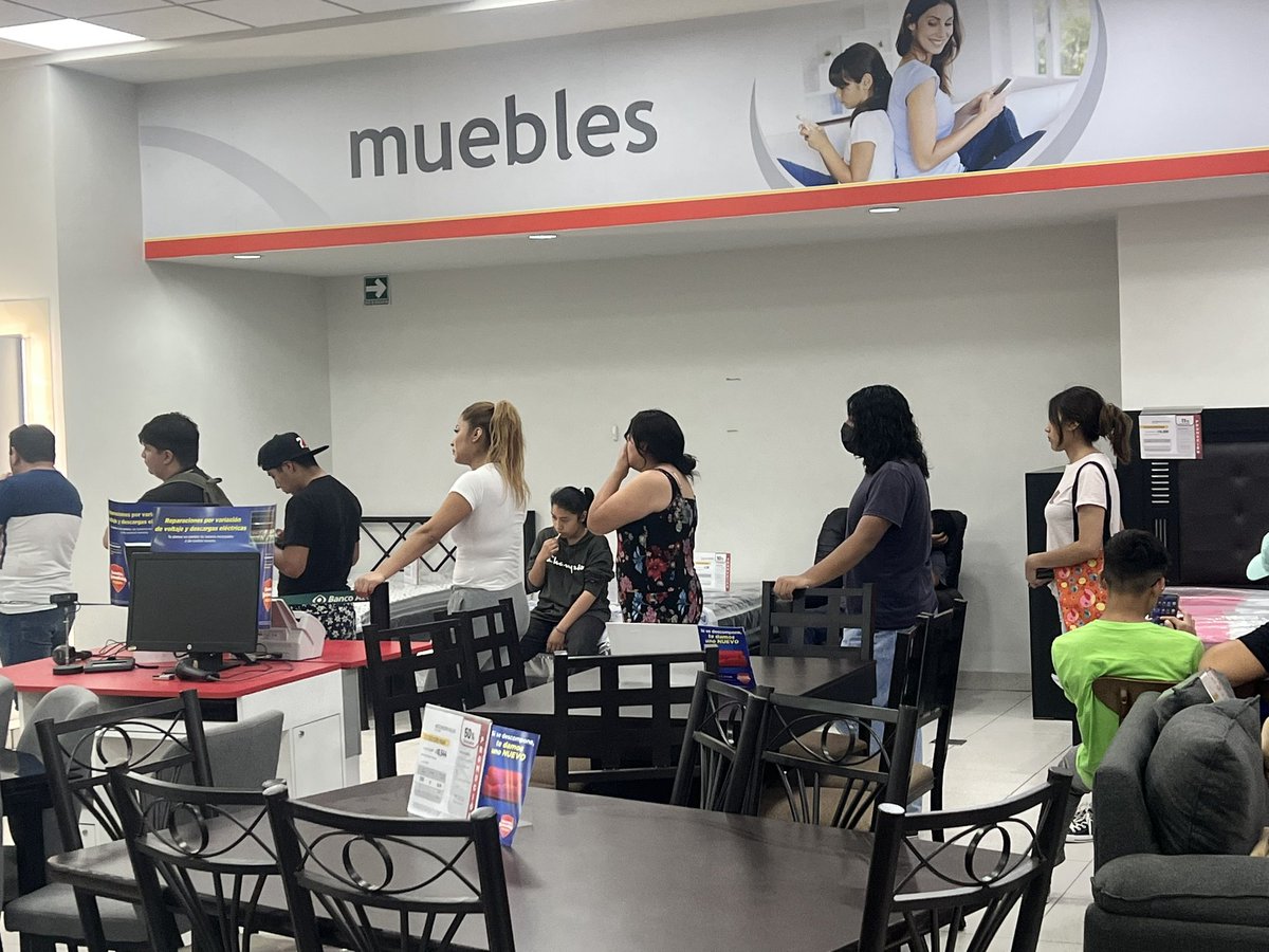 antonio80216's tweet photo. @BancoAzteca pésimo servicio en sucursal, de todos los cajeros solo sirve uno, las filas interminables, como es posible que sus Gerentes de Sucursales no tomen las medidas y acciones para garantizar una atención oportuna y sin tanto desgaste. Y sus directivos ni idea. https://t.co/X6Wiuiz4oH