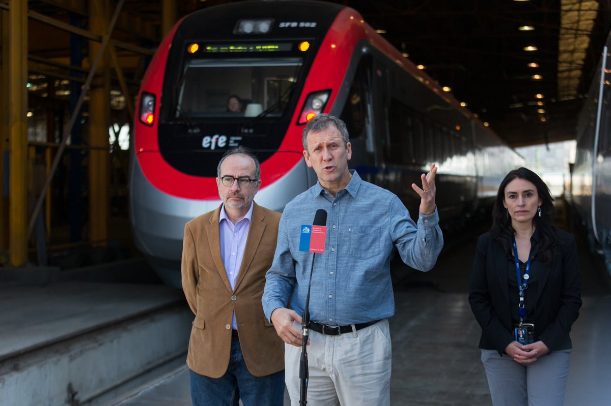 JuanCaMunozA's tweet photo. Muy pronto vecinos/as de Chillán viajarán a Santiago en los trenes más rápidos y modernos de Sudamérica!! Hoy presentamos los 2 primeros (de un total de 6) que llegan a renovar el servicio, y  conectar a ambas ciudades en solo 3 horas 40 min (hoy toma 5 horas).
 
#TrenesParaChile https://t.co/kwonHWN9yf