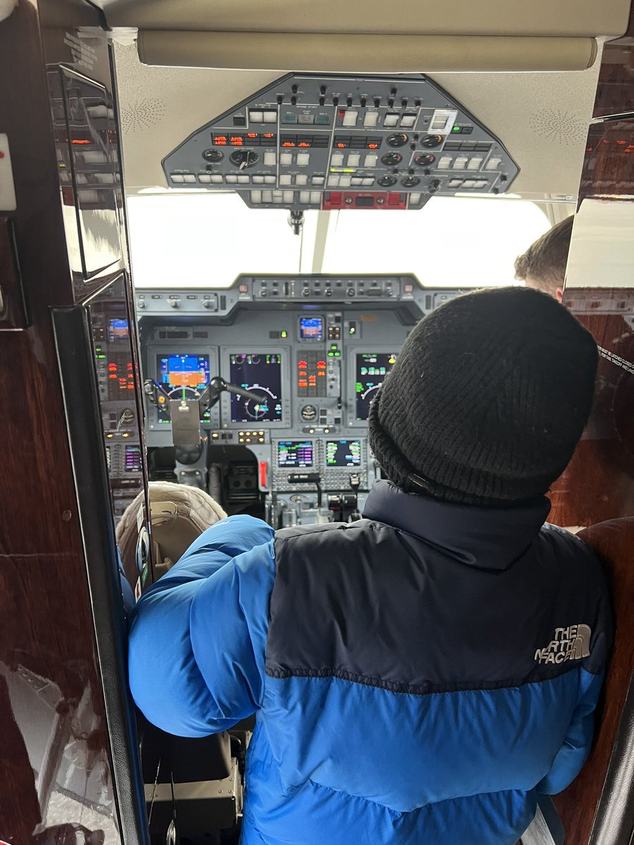 #avgeeking #planespotting with my son @ <a href="/TorontoPearson/">Toronto Pearson</a> for 4 years outside the fence. Today we got treated by an amazing #pilot for a special treat! 
#hawker800xpi #privatejet #insidethefence