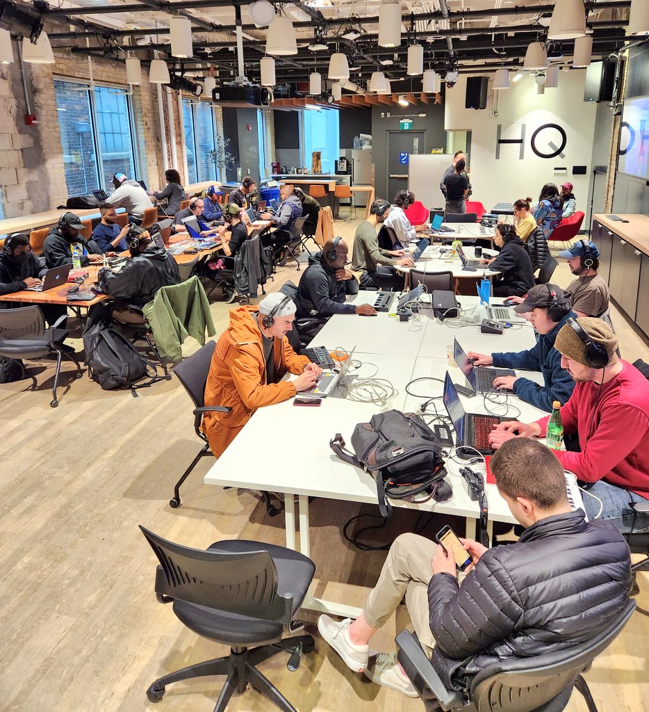 MusicDenCA's tweet photo. The #Toronto #LoopSessions is kicking off now @the_studioTO & @thecreativeschl . Beats, producers, artists, all in one spot.
Curated by @djdemuir
Lucky us! https://t.co/Yis3gL1l2a