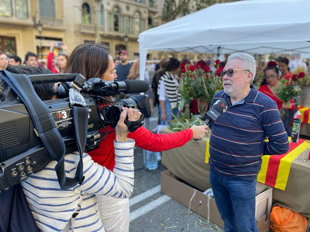 JoanMGuillen's tweet photo. Vull agraïr públicament a tots els mitjans de comunicació que any rere any contribueixen a que la Diada de #SantJordi sigui un èxit i es visibilitzi a nivell mundial. https://t.co/peib8f4JvD