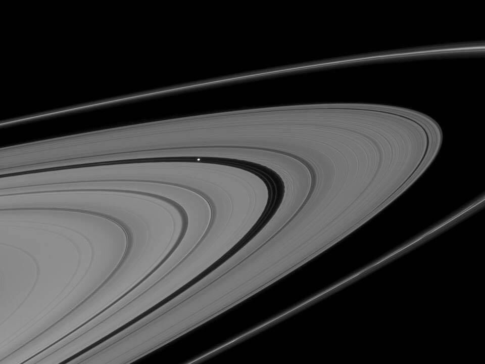 govi47's tweet photo. Wonderful Saturn
Il pianeta Saturno ha 82 lune alcune piccolissime come #Pan (un “raviolo” nello spazio ) …34 km diametro!
Si trova nella zona di #Encke nell’anello A
Foto dalla sonda 🇺🇸 Cassini. https://t.co/y9zmiqsEGY