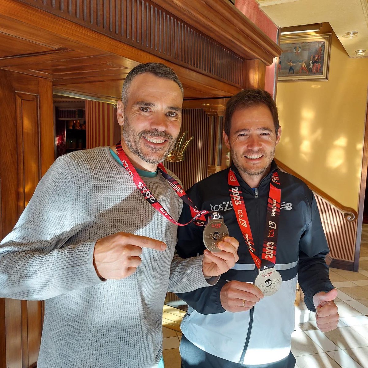 MarathinezTours's tweet photo. Siguen llegando, seguimos recepcionando a finishers de esta maravillosa maratón 🏅

Felicidades a todos los finishers y acompañantes que han hecho posible @londonmarathon 2023 🇬🇧🏃‍♂️🏃‍♀️

#londonmarathon #maratonlondres #londres #sixmajors #touroperador #agencia #marathinez https://t.co/uStOOa3aIf