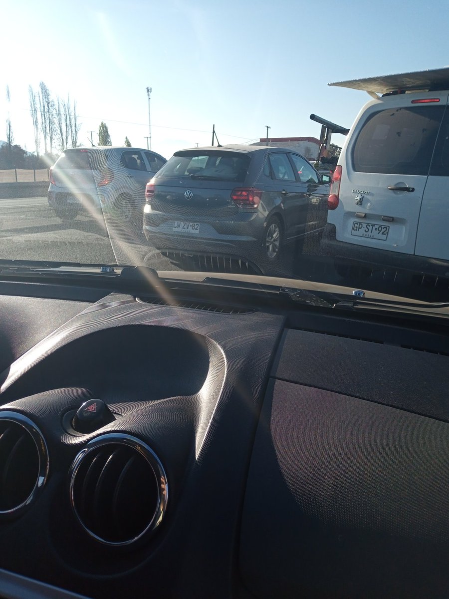 ClaudioHCY's tweet photo. @carraso_tamar Mientras la ambulancia pasa el amigo la sigue.... Pasando como si tuviera emergencia.... https://t.co/d59vacBaQb