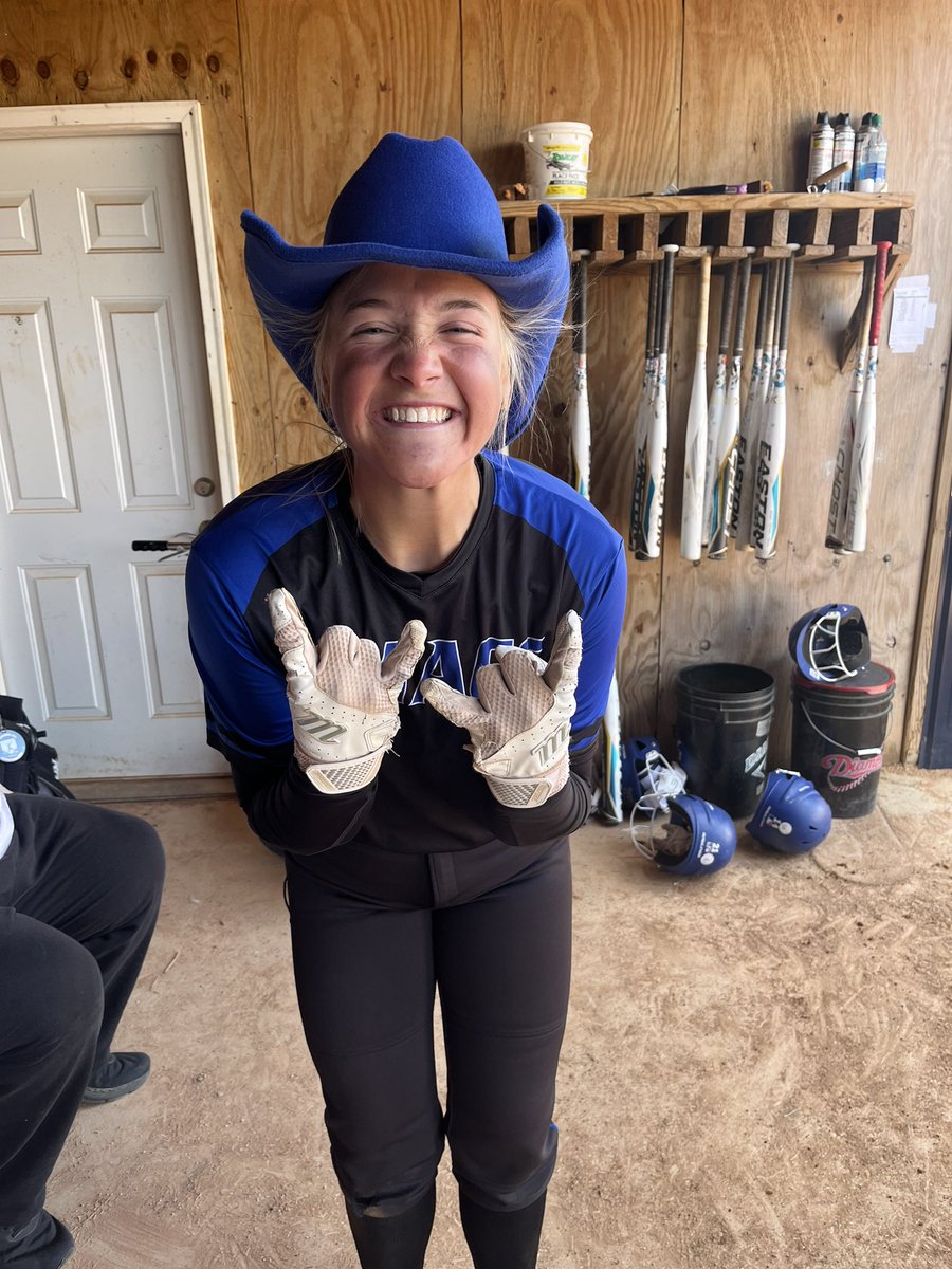 DMACCsoftball's tweet photo. ‼️KEARNS WITH A HOMER‼️

@maddykearns20 https://t.co/MfIWF4zzg9