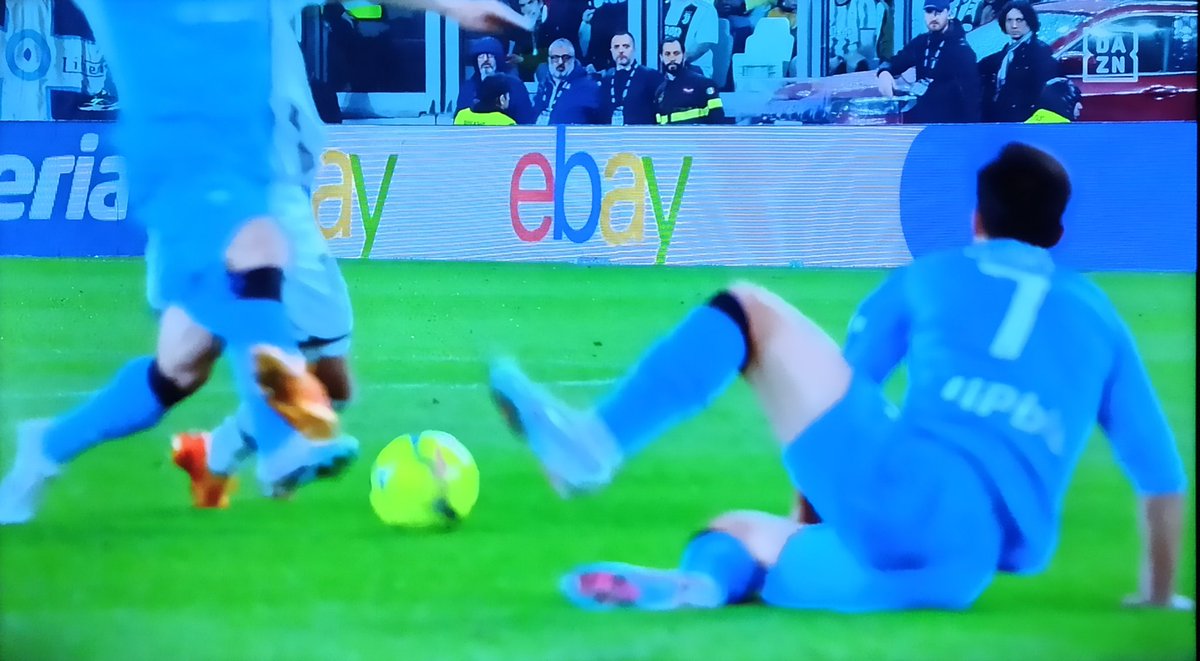 VincePastore's tweet photo. In Inghilterra, e in tutta Europa, si metterebbero a ridere per un gol annullato dal Var per un semplice contrasto di gioco. 

#JuventusNapoli
#JuveNapoli 
#jvtblive https://t.co/AgVNqgJ2ln