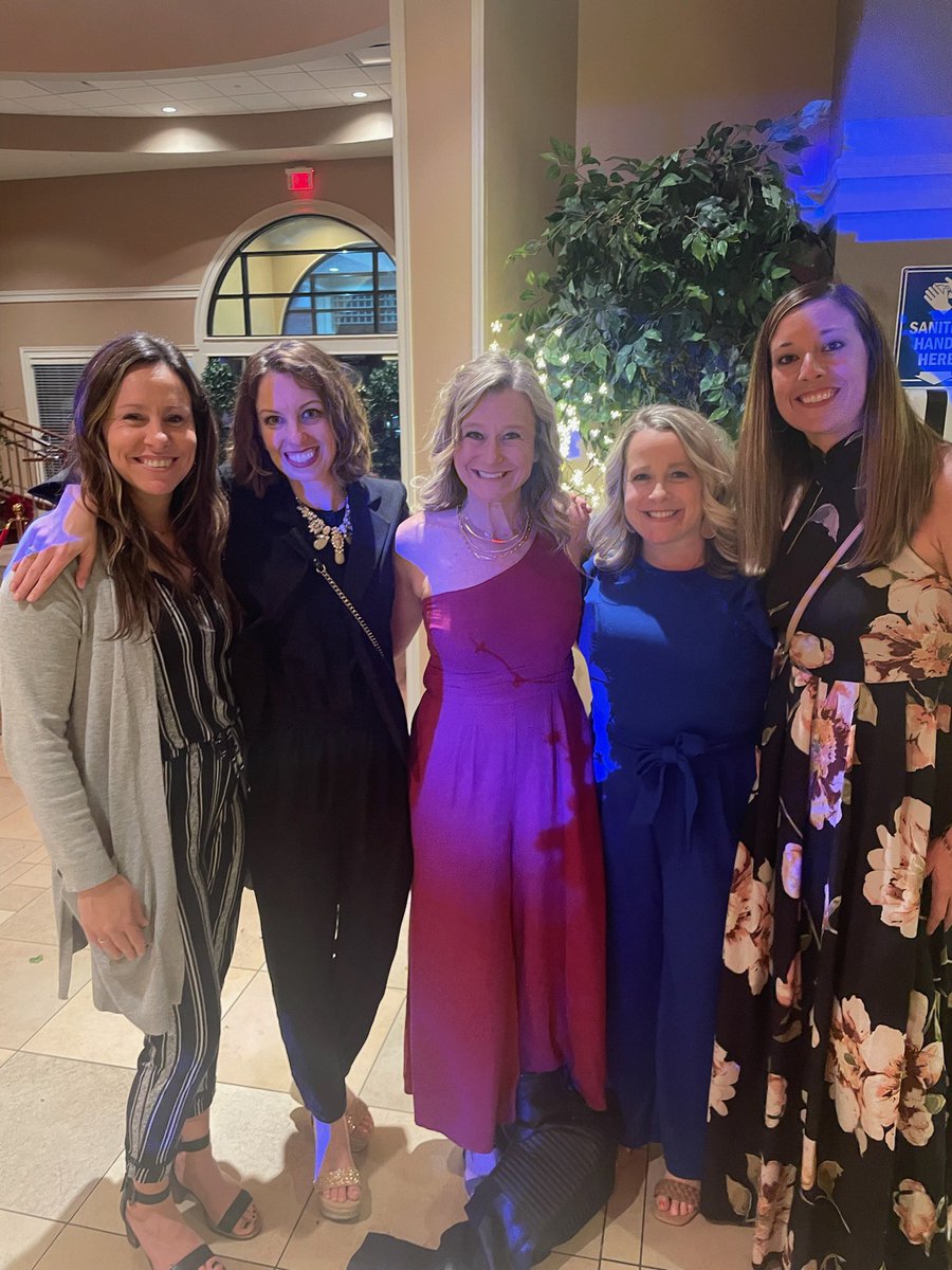 FelWaldock's tweet photo. Love the people you work with and you’ll never have to work a day in your life!! #WeAreLakota @SraBecker18 @ASLMMCOR @CincyASLJess @KnicolASL https://t.co/OKkH4X98pd